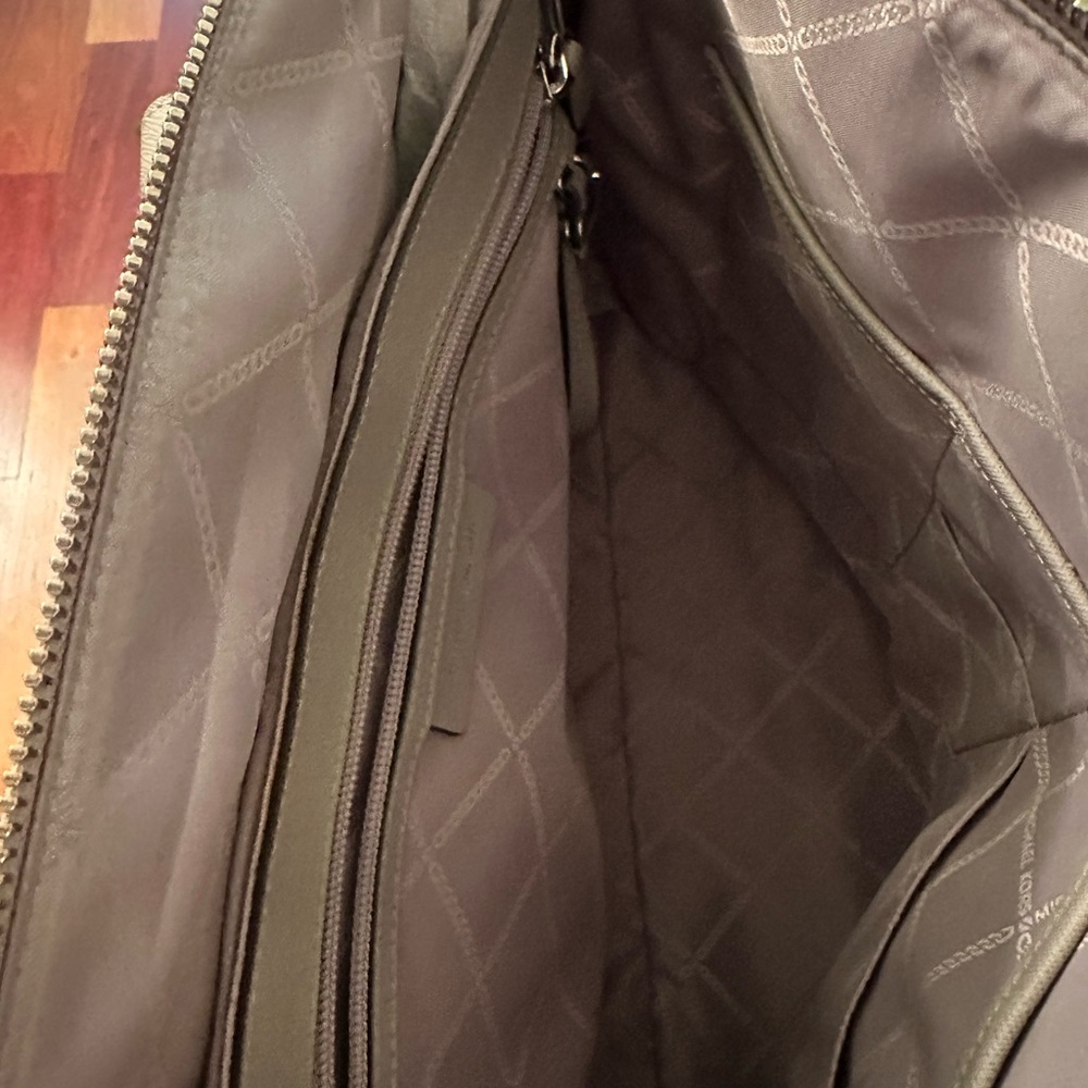 New Michael Kors cross grain light gray leather shoulder bag - Picture 3 of 11
